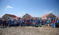 Misiune îndeplinită Sute de voluntari au construit opt case în cinci zile Peste 350 de voluntari