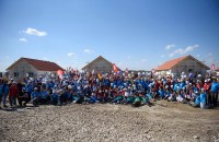 Misiune îndeplinită: Sute de voluntari au construit opt case în cinci zile