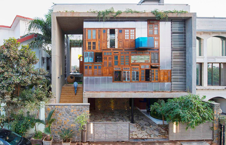 Efect estetic deosebit pentru o casa decorata cu zeci de ferestre si usi reciclate