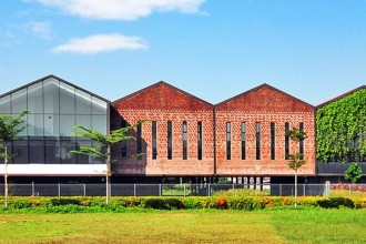 Pereții vegetali readuc la viață o veche clădire de birouri