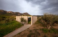 O casă din beton își deschide interioarele spre munți
