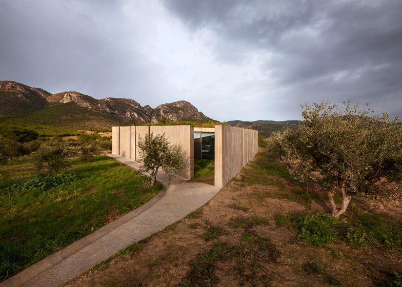 O casă din beton își deschide interioarele spre munți