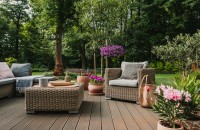 Cum să-ți transformi terasa într-un colț de rai cu jardiniere și ghivece decorative
