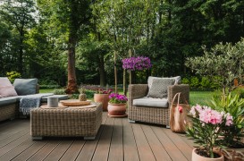 Cum să-ți transformi terasa într-un colț de rai cu jardiniere și ghivece decorative