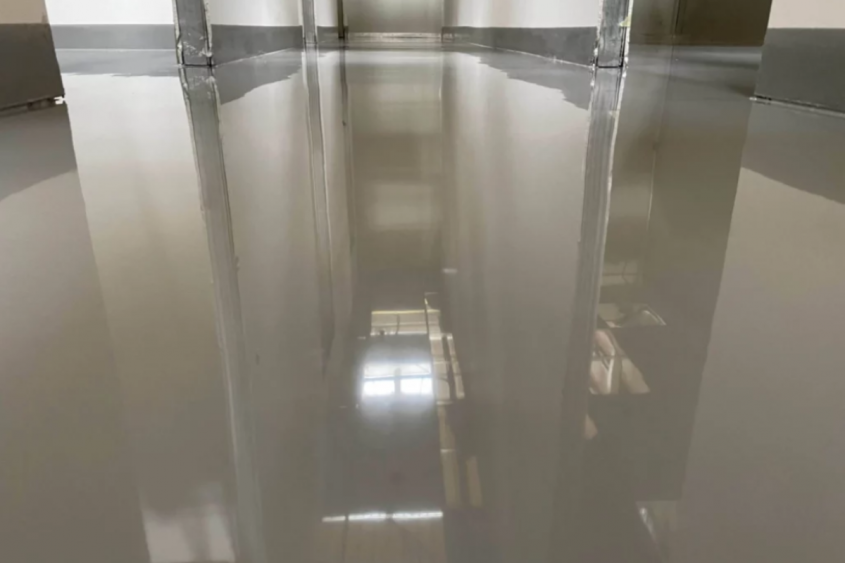 Cum ajută pardoseala poliuretanică la eficiența operațiunilor industriale: soluții durabile pentru mediul de lucru 