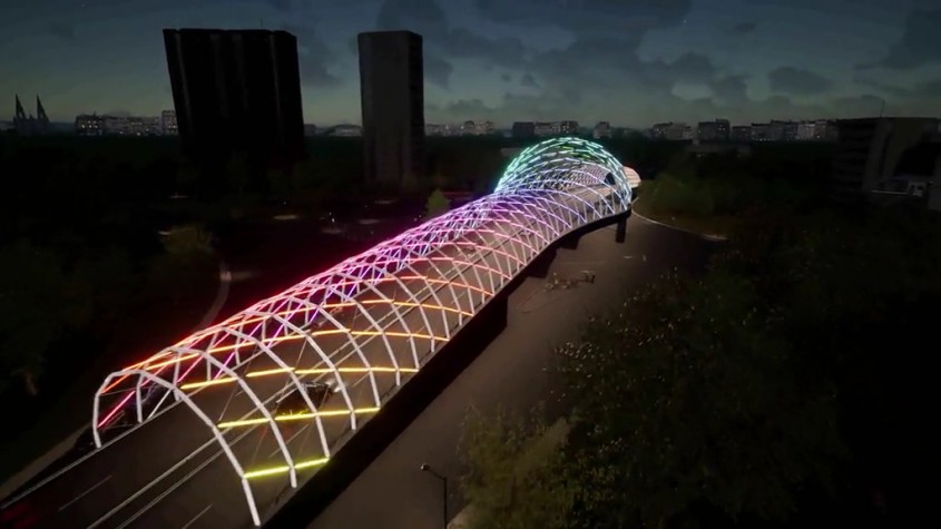 Un nou pasaj rutier suprateran în Bucureşti, iluminat în culorile curcubeului