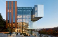 Faţadă HPL cu finisaj furnir: Life Sciences Building (LSB)
