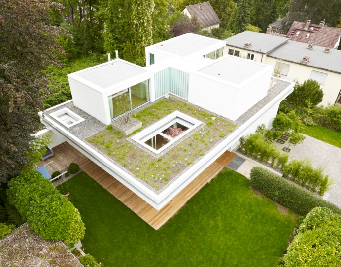 Casa peste o alta casa, volume transparente si terasa gradina