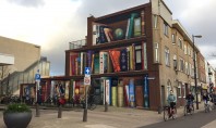 Fațada acestei clădiri a fost transformată într-o "bibliotecă" cu cărțile preferate ale locuitorilor Titlurile cartilor au