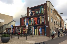 Fațada acestei clădiri a fost transformată într-o "bibliotecă" cu cărțile preferate ale locuitorilor