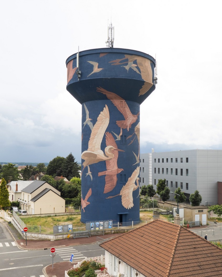 Un turn de apă decorat cu imagini ale păsărilor locale