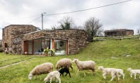 O casă contemporană amenajată într-o veche cramă Aceasta veche constructie din piatra din Galicia Spania folosita