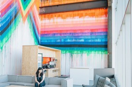 Noile birouri ale companiei Facebook se remarca prin culori vii si interioare decorate cu simt artistic