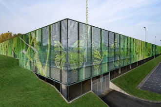 O zonă dintr-un drum expres a fost acoperită de un parc și de un complex sportiv