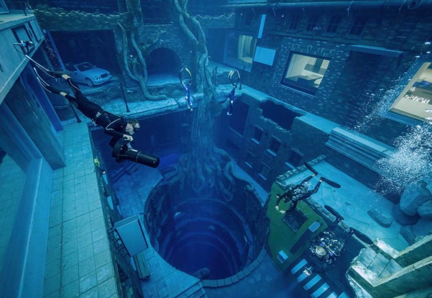 Cea mai adâncă piscină din lume te invită să descoperi un oraş scufundat