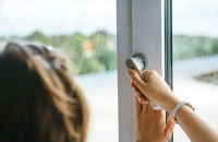 Îmbunătățirea eficienței energetice a locuinței: cum să alegi fereastra termopan potrivită