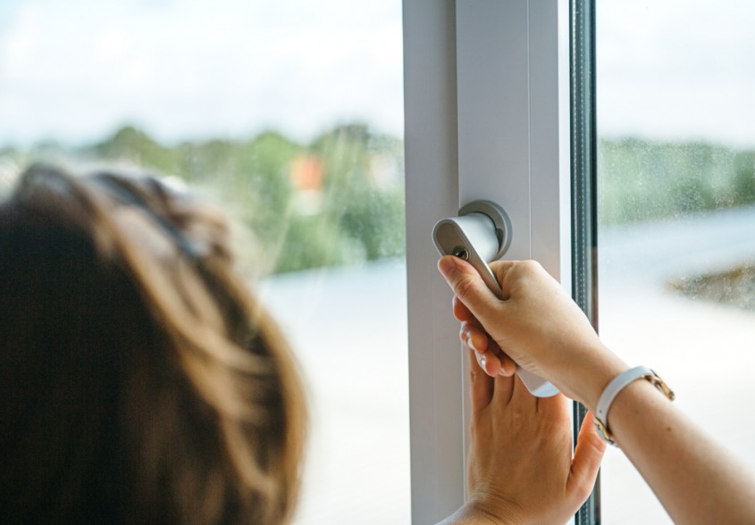 Îmbunătățirea eficienței energetice a locuinței: cum să alegi fereastra termopan potrivită