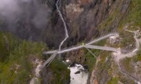 Un pod construit deasupra uneia dintre cele mai spectaculoase cascade ale Norvegiei