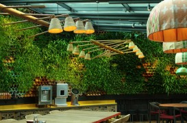 Peretele unui restaurant din Londra purifică aerul și atenuează zgomotul din interior