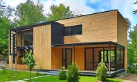 O faţadă din lemn natur aduce această casă mai aproape de natura înconjuratoare