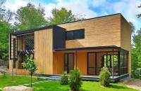 O faţadă din lemn natur aduce această casă mai aproape de natura înconjuratoare