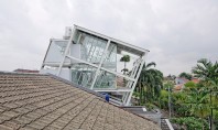 Casa nonconformista intr-un cartier select din Jakarta Aceasta casa a carei structura este inclinata a fost