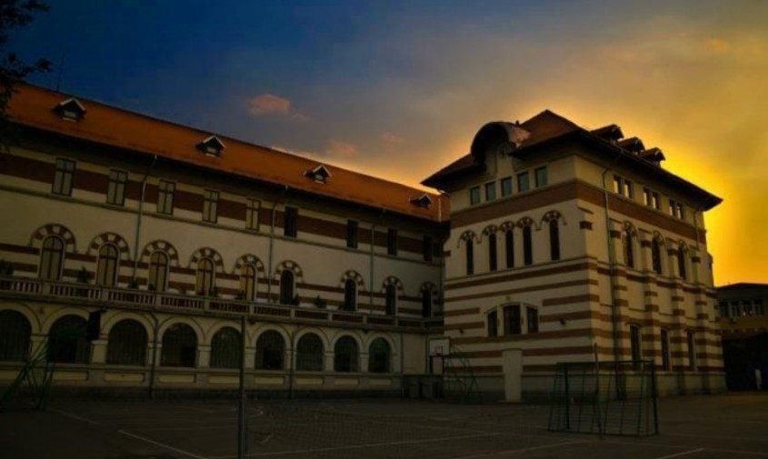 Încep lucrările pentru amenajarea zonei verzi și construirea foișorului educațional la Colegiul Național „Mihai Viteazul”