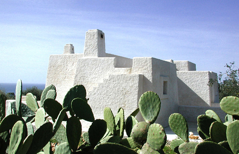 O casa cu pereti din roca vulcanica si fibre de cactus
