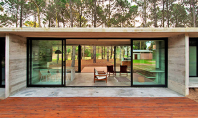 Casa argentiniana din beton amprentat si sticla Echipa de arhitecti argentinieni Luciano Kruk Arquitectos a construit