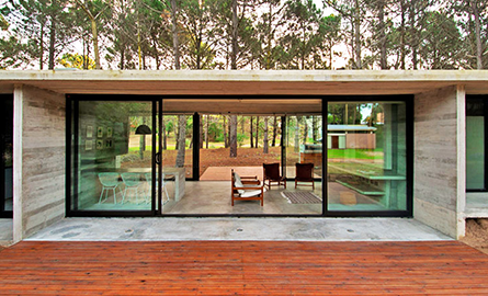 Casa argentiniana din beton amprentat si sticla
