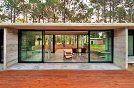O locuință minimalistă și modernă construită din beton amprentat și sticlă