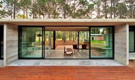 O locuință minimalistă și modernă construită din beton amprentat și sticlă Echipa de arhitecti argentinieni Luciano