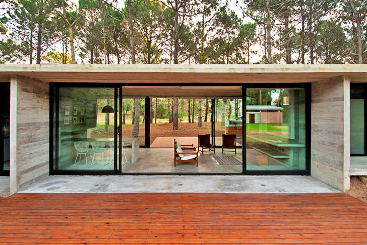 O locuință minimalistă și modernă construită din beton amprentat și sticlă