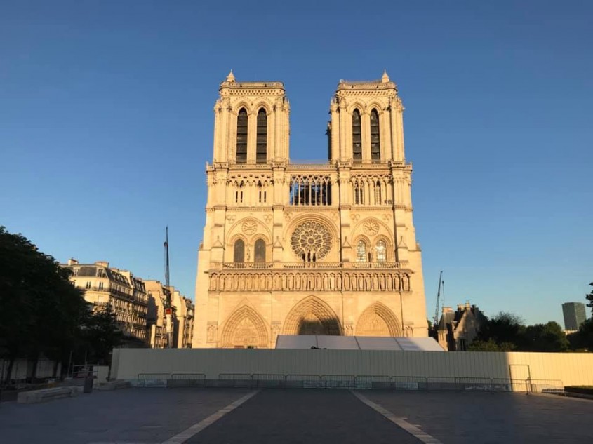 Ce decizie s-a luat cu privire la reconstruirea Catedralei Notre-Dame