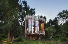 O casă în copaci cu interioare incredibil de luxoase