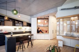 Doi designeri de interior au făcut o locuință luminoasă pentru patru persoane dintr-un garaj vechi din