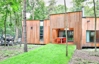 O casa construita in jurul copacilor existenti
