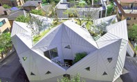 O casa cu acoperis care se deschide asemeni unei flori Echipa de la IROJE KHM Architects