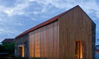 Volumul simplu al unui hambar găzduiește o locuință primitoare Arhitectul portughez Joao Mendes Ribeiro a reusit