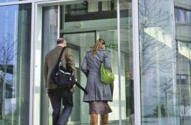 Automatizarea ușii de acces înseamnă siguranță pentru clienții și angajații tăi