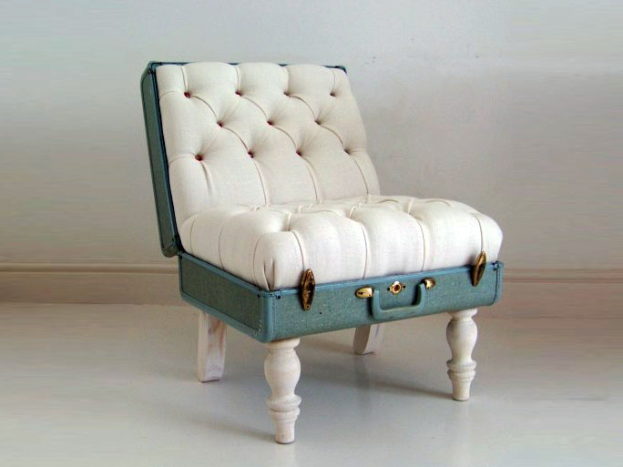 Un scaunel decorativ ca de poveste, din valiza de piele a bunicii