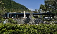 Casă la malul mării facută din piatră găsită pe teren Casa a fost construita pe faleza