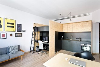 Apartament minimal &icirc;n care se lucrează, se doarme și se măn&acirc;ncă
