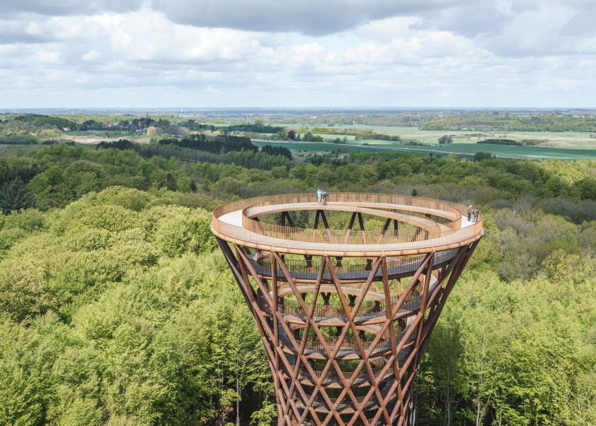 Un turn spiralat în mijlocul pădurii oferă priveliști care îți taie respirația (Video)