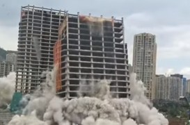 14 zgârie-nori demolaţi în 45 de secunde (Video)