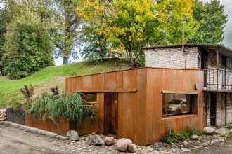 Un garaj a fost transformat &icirc;ntr-un studio de 21 de metri pătrați &icirc;mbrăcat &icirc;n oțel corten