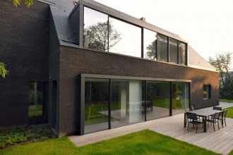O casă din cărămidă neagră renovată pentru o nouă viață