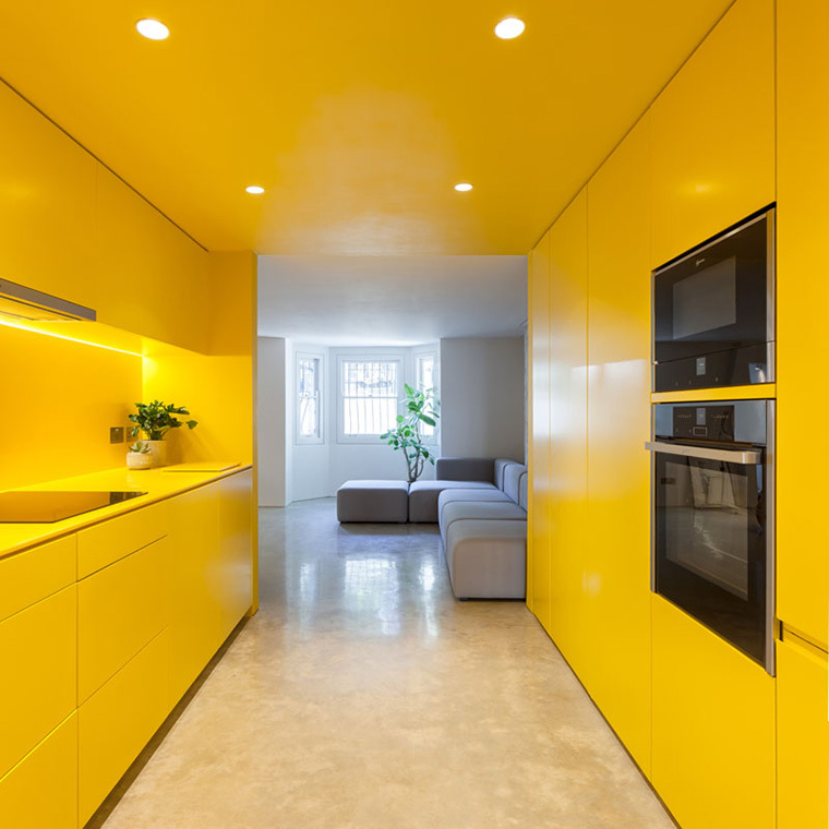 O bucătărie complet galbenă care luminează întreaga locuință 