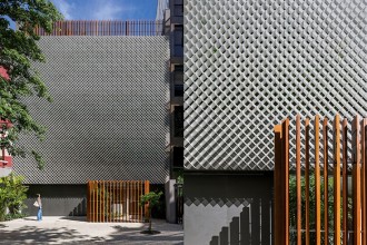 Anvelopanta cu trei straturi protejează clădirea de soare și zgomot 