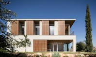O casă cu vedere spre mare protejată de soare cu obloane mobile Inspirati de ferestrele de